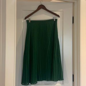 Mid-length solid pleated skirt